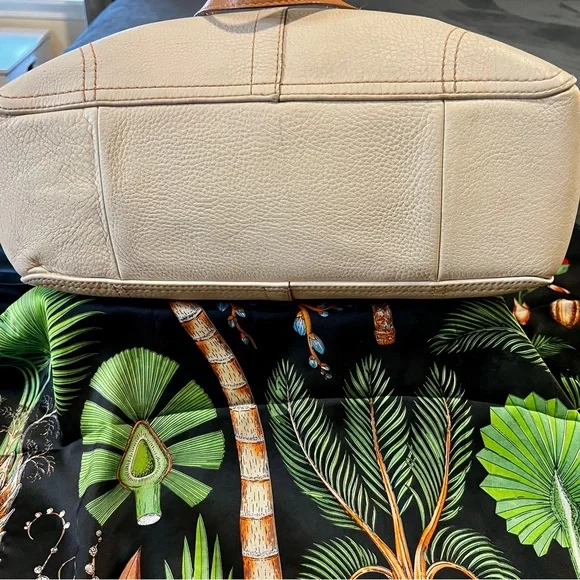 Coach Chelsea Pebble Leather Tote Bag Chalk Tan Work School Casual 
D1082-F12340 - Picture 7 of 13